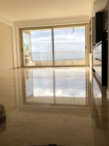 Ponçage de pierre finition poly-brillant