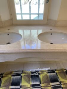 Ponçage de vasque en travertin