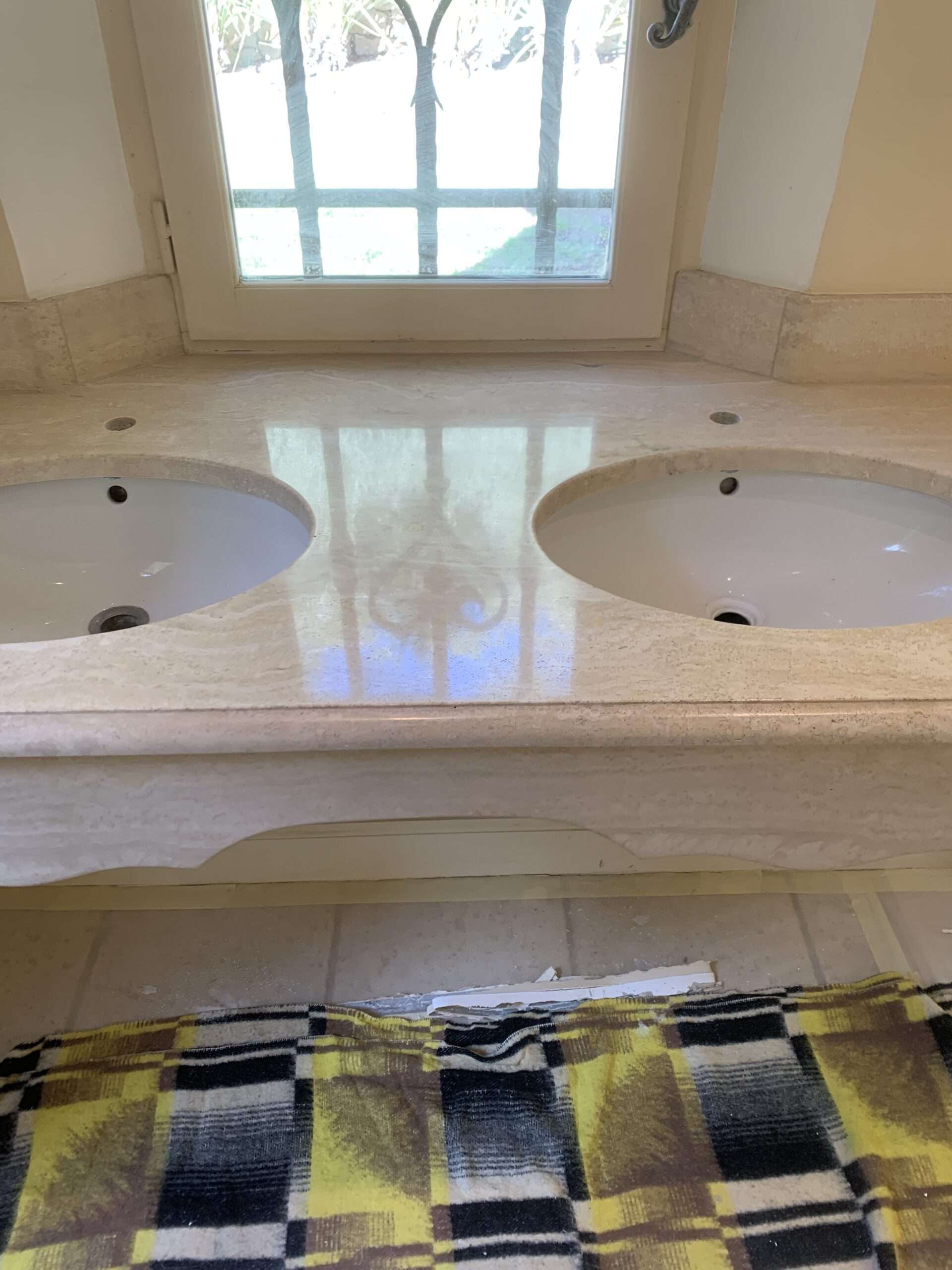 Ponçage de vasque en travertin