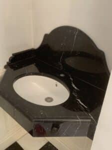 Ponçage de vasque en marbre