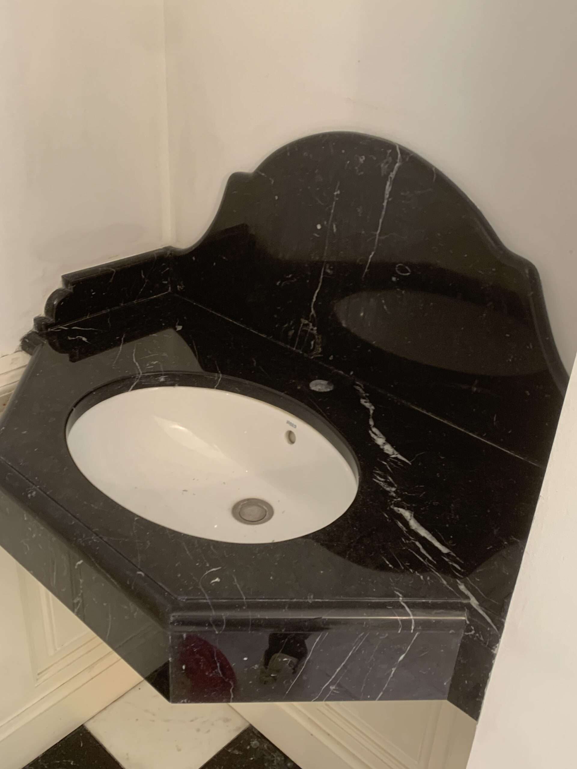 Ponçage de vasque en marbre