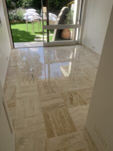 Ponçage de pierre finition poly-brillant