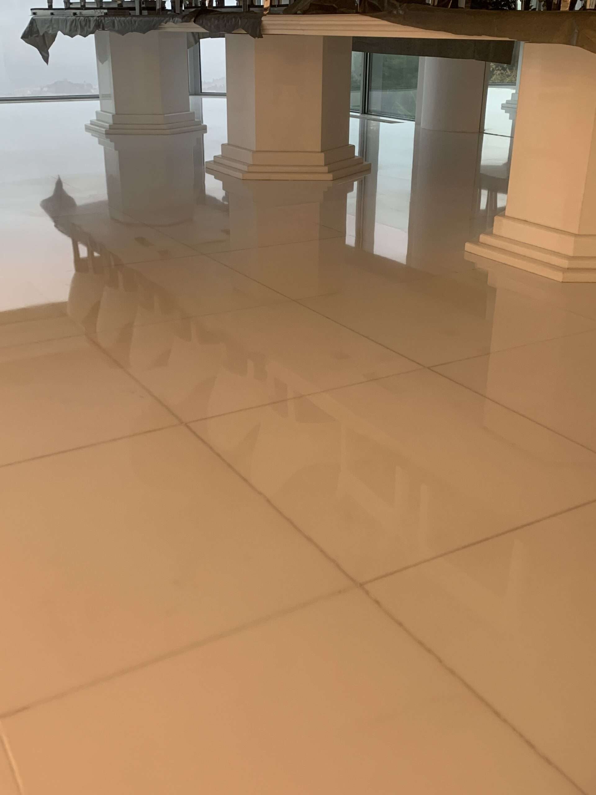 Ponçage de pierre finition poly-brillant