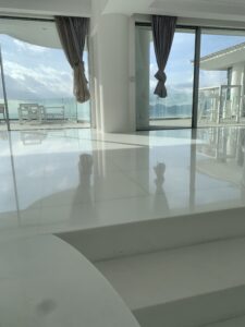 Ponçage de marbre finition poly-brillant