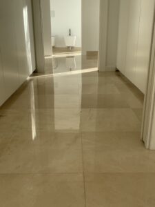 Ponçage de pierre finition poly-brillant