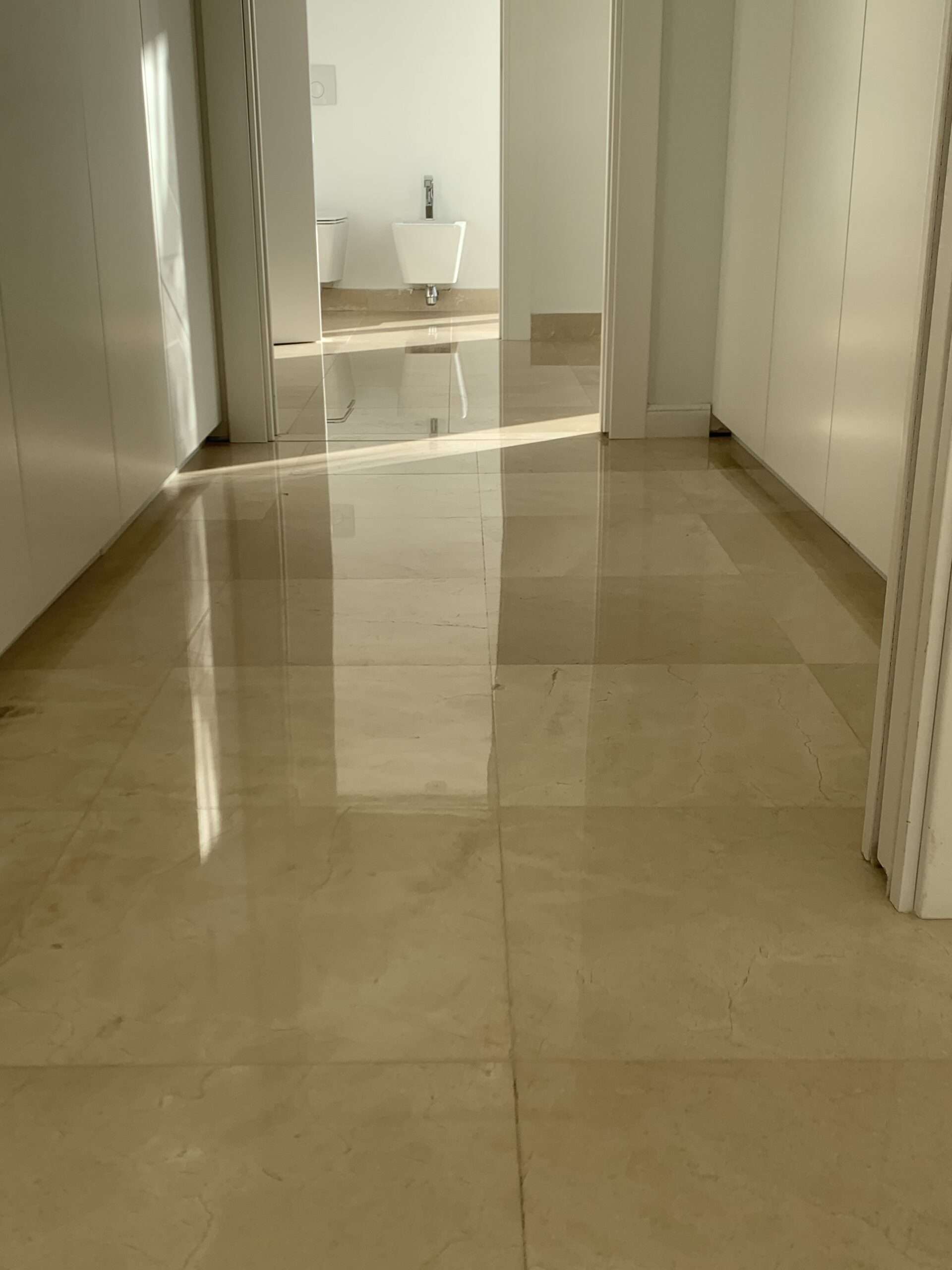 Ponçage de pierre finition poly-brillant