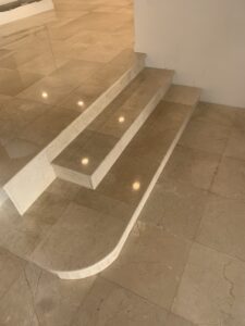 Ponçage des marches finition poly-brillant