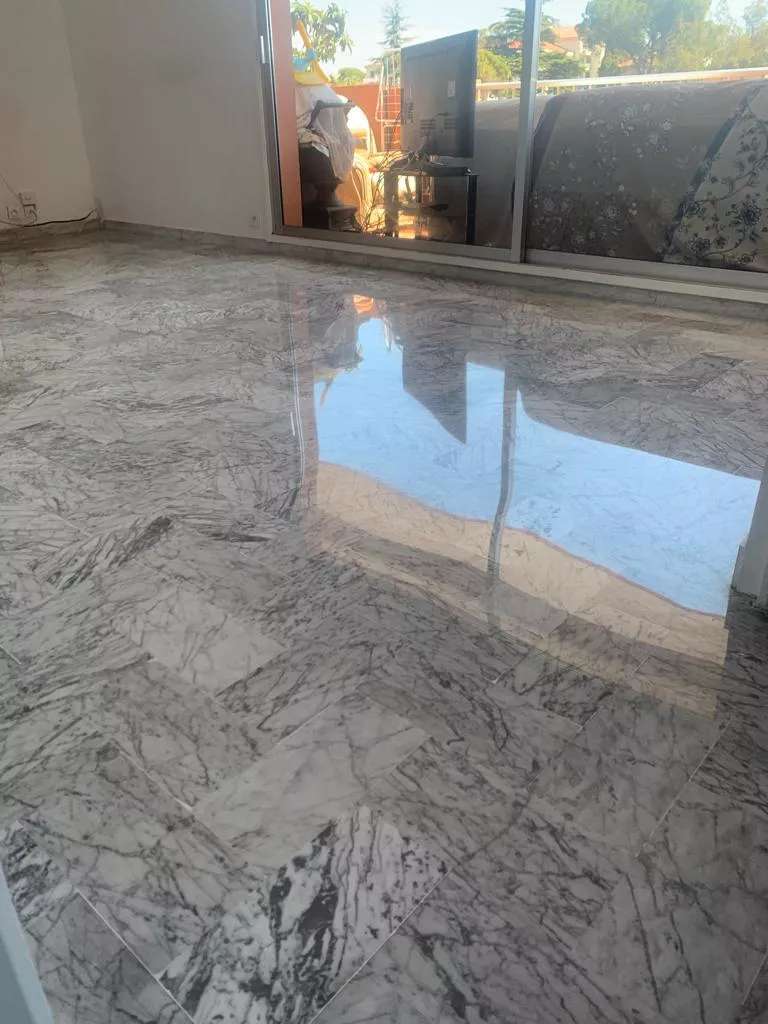 Ponçage de marbre finition poly-brillant